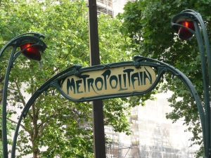 Image of the metro sign in Paris.